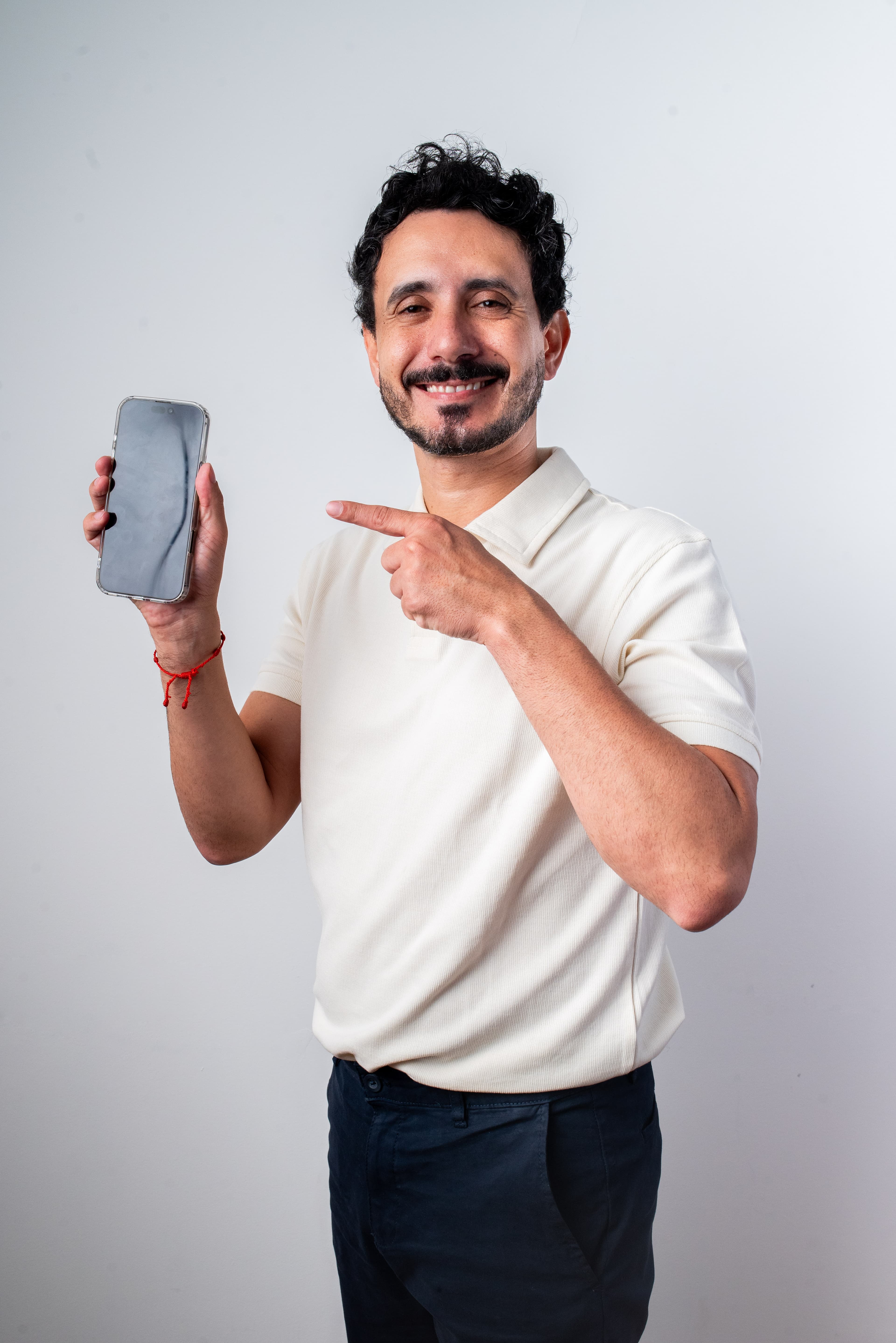 Rodrigo Mar mostrando o celular